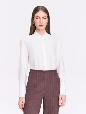 Klasyczna biała koszula z biżuteryjnym guzikiem TARANKO