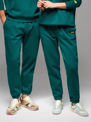 Klasyczne dresowe spodnie unisex ze ściągaczami – ciemnozielone V17 Ombre Clothing