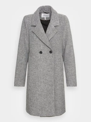 Klasyczny płaszcz b.Young