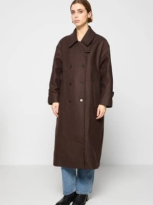 Klasyczny płaszcz closed