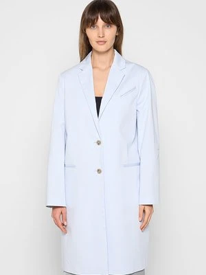 Klasyczny płaszcz closed