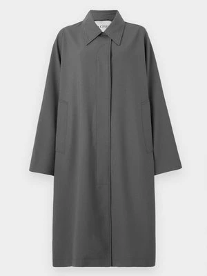 Klasyczny płaszcz closed