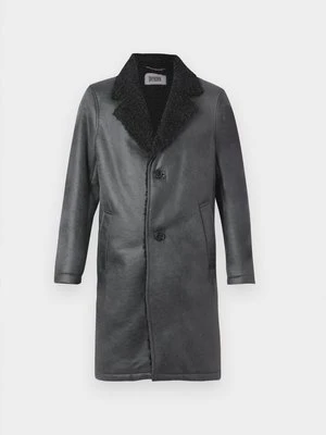 Klasyczny płaszcz drykorn