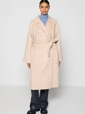 Klasyczny płaszcz & Other Stories