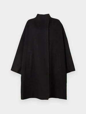 Klasyczny płaszcz REMAIN