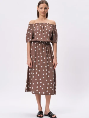 Kobieca brązowa sukienka z dekoltem carmen i nadrukiem w białe groszki Greenpoint