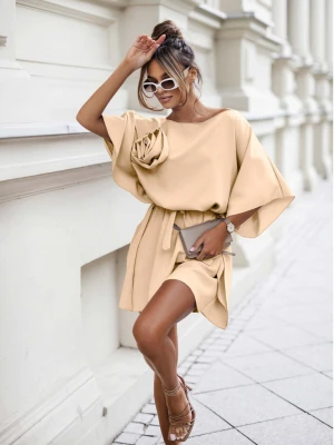 Kobieca sukienka nietoperz z różą BRIA - beżowa  magmac 