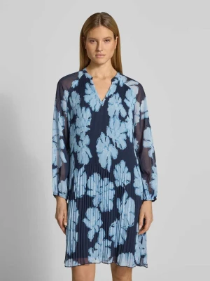 Koktajlowa sukienka do kolan z plisami i dekoltem typu tunika Christian Berg Cocktail