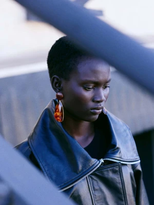 Kolczyki z zawieszkami z żywicy brązowy - Kobieta - Rozmiar uniwersalny - MANGO