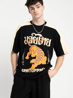 Kolorowy t-shirt z autorską grafiką z przodu Reporter Young