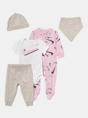 Kombinezon Nike mleczny
