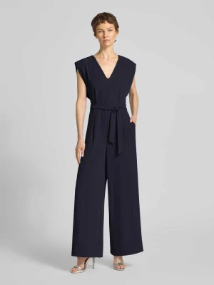 Kombinezon z dekoltem w serek i wiązanym paskiem comma