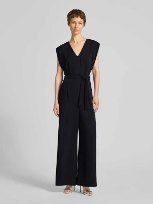 Kombinezon z dekoltem w serek i wiązanym paskiem comma