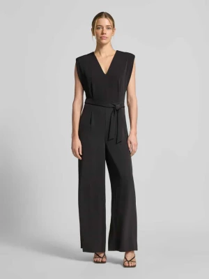 Kombinezon z dekoltem w serek i wiązanym paskiem comma