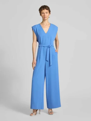 Kombinezon z dekoltem w serek i wiązanym paskiem comma