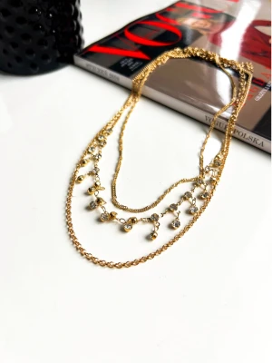 Komplet biżuterii z błyszczącymi akcentami - złoty  magmac 