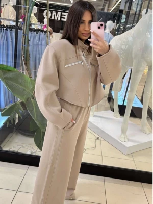 Komplet krótka kurtka + spodnie MONTI - mocha mousse  magmac 