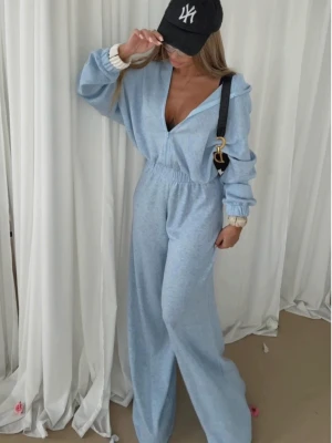 Komplet z wełny z szerokimi spodniami YOSHIE - błękitny  magmac 