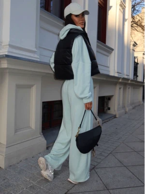 Komplet z wełny z szerokimi spodniami YOSHIE - pistacjowy  magmac 