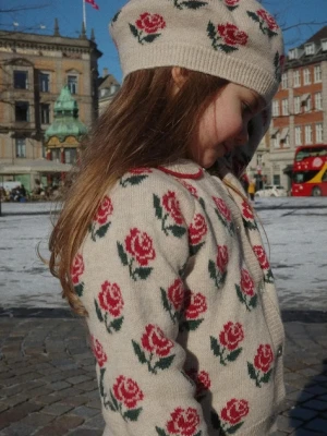 Konges Sløjd kardigan z dodatkiem wełny dziecięcy BELOU KNIT COLLAR CARDIGAN