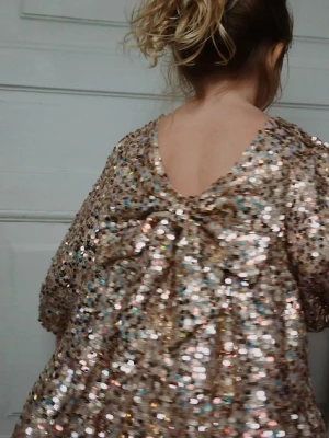 Konges Sløjd sukienka dziecięca LILA SEQUINS BOW DRESS