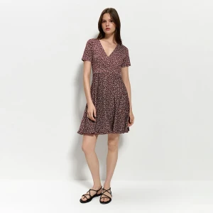 Kopertowa sukienka mini fit&flare w kwiaty czerwona House