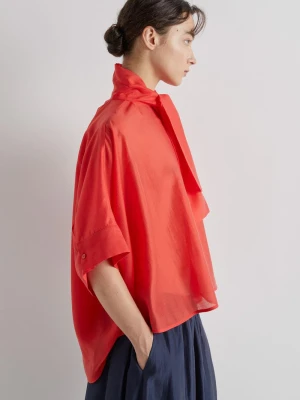 KORALOWA LEKKA BLUZKA Z WIĄZANIEM PRZY DEKOLCIE MEIMEIJ