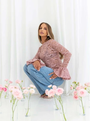 Koronkowa bluzka z falbanami na rękawach ITANJA - brudny róż  magmac 