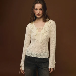 Koronkowa bluzka z falbankami przy dekolcie kremowa House