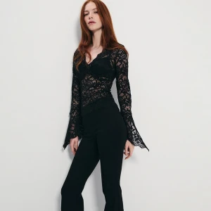 Koronkowa bluzka z rozkloszowanymi rękawami czarna House