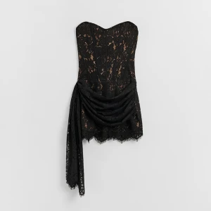 Koronkowa czarna sukienka mini z falbanką House