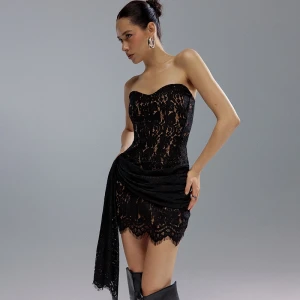 Koronkowa czarna sukienka mini z falbanką House