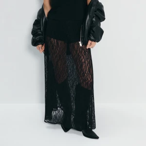 Koronkowa spódnica maxi z wszytymi szortami czarna House