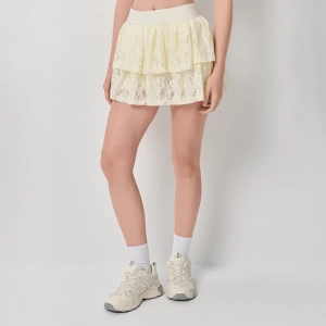 Koronkowa spódnica mini z wszytymi spodenkami kremowa House