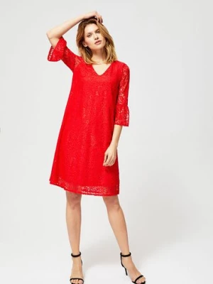 Koronkowa sukienka z rękawami 3/4 zapinana na guzik - czerwona Moodo