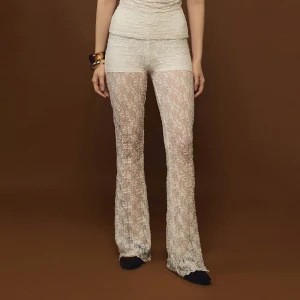 Koronkowe spodnie dzwony kremowe House