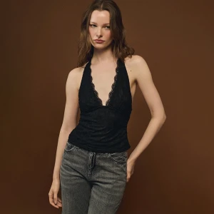 Koronkowy top z wiązaniem i głębokim dekoltem czarny House