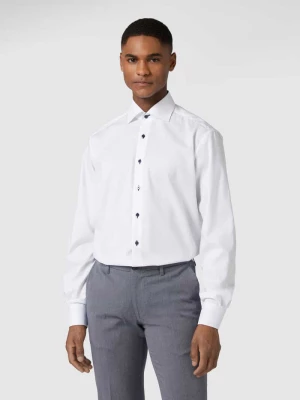 Koszula biznesowa o kroju modern fit z guzikami w kontrastowym kolorze Eterna