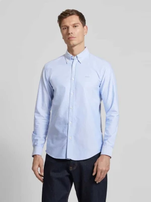 Koszula biznesowa o kroju regular fit z kołnierzykiem typu button down model ‘Roan’ Boss