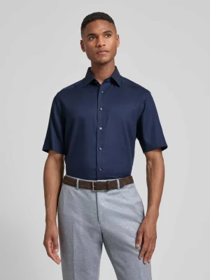 Koszula biznesowa o kroju regular fit z kołnierzykiem typu kent Olymp