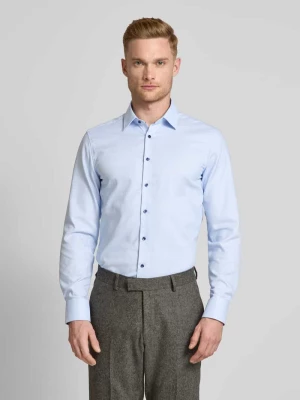 Koszula biznesowa o kroju slim fit z kołnierzykiem typu kent Eterna