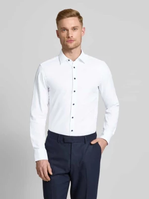 Koszula biznesowa o kroju slim fit z kołnierzykiem typu kent Eterna