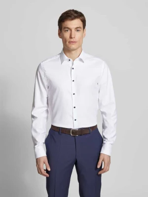 Koszula biznesowa o kroju slim fit z kołnierzykiem typu kent ETERNA SLIM FIT