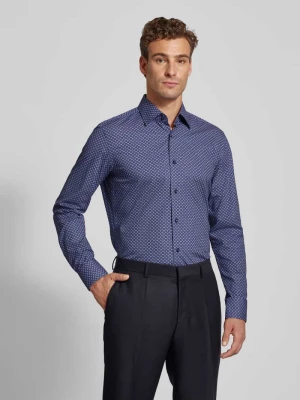 Koszula biznesowa o kroju slim fit z kołnierzykiem typu kent model ‘Hank’ Boss