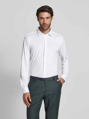 Zdjęcie produktu Koszula biznesowa o kroju slim fit z kołnierzykiem typu kent model ‘Roan’ Boss