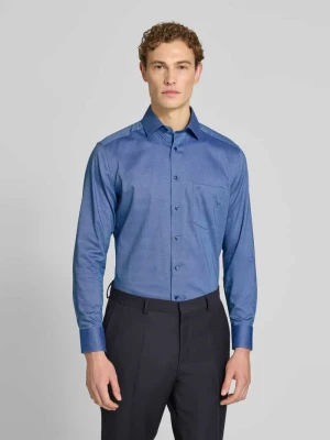 Koszula biznesowa w kroju modern fit z kołnierzykiem kent i kieszenią na piersi Olymp