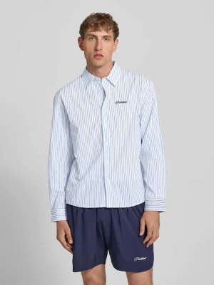 Koszula casual o kroju regular fit z kołnierzykiem kent i przeszyciem z logo PROHIBITED