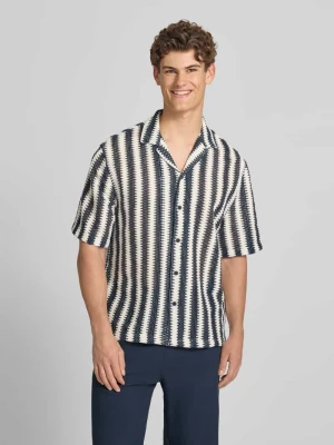 Koszula casualowa o kroju regular fit we wzór na całej powierzchni z kołnierzem z połami REVIEW