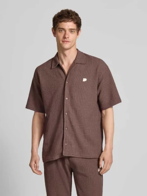 Koszula casualowa o kroju regular fit z fakturowanym wzorem i wyhaftowanym logo Pegador