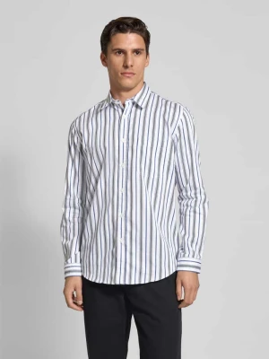 Koszula casualowa o kroju regular fit z kieszenią na piersi model ‘Guess’ HUGO